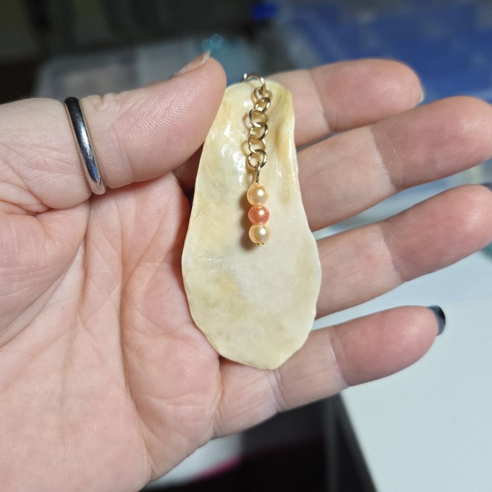 Elegant Gold and Peach Shell Pendant Necklace